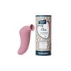 Belladot Elsa Klitoriskiihotin; vaaleanpunainen ilmapainestimulaattori pakkauksensa vieressä tekstillä "Elsa Air Pressure Stimulator by Belladot", kuvioidulla pakkauksella ja tuotetiedoin; stimulaattori mattapintainen, sileä ja kaareva ilman näkyviä painikkeita; pakkaus vaaleasävyinen geometrisin kuvioin ja yksinkertaisin groteskitekstein; valkoinen tausta, ei ihmisiä tai käsiä, suora edestäpäin otettu kuva.