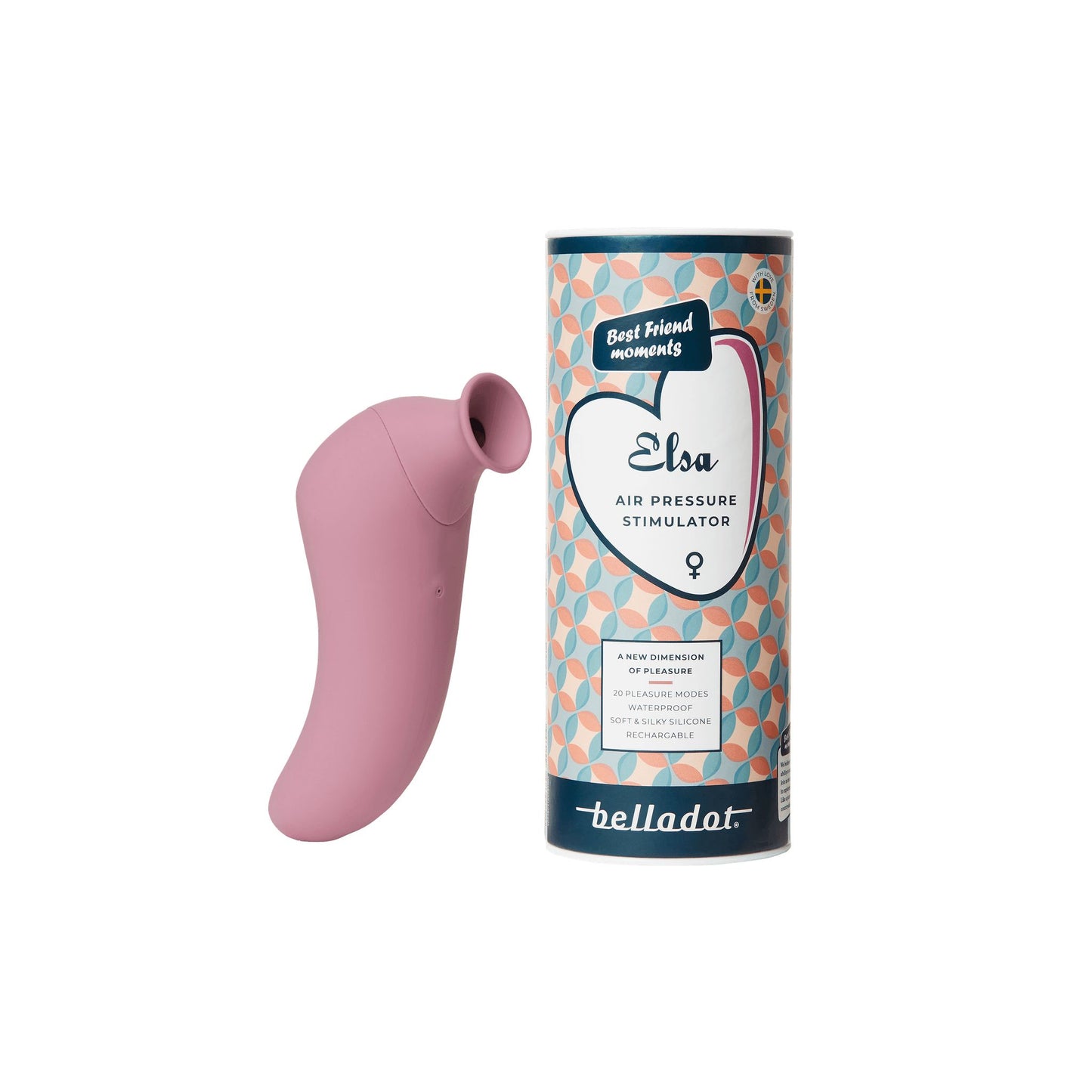 Belladot Elsa Klitoriskiihotin; vaaleanpunainen ilmapainestimulaattori pakkauksensa vieressä tekstillä "Elsa Air Pressure Stimulator by Belladot", kuvioidulla pakkauksella ja tuotetiedoin; stimulaattori mattapintainen, sileä ja kaareva ilman näkyviä painikkeita; pakkaus vaaleasävyinen geometrisin kuvioin ja yksinkertaisin groteskitekstein; valkoinen tausta, ei ihmisiä tai käsiä, suora edestäpäin otettu kuva.