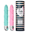 Belladot Sofia Värisevä Dildo; kaksi silikonivibraattoria, toinen turkoosi ja toinen vaaleanpunainen, pystyssä raidallisen sylinterimäisen pakkauksen vieressä, jossa lukee "Sofia Vibrating Dildo by Belladot" sekä mainitaan innovatiiviset ominaisuudet ja sydämen muotoinen kuvio pakkauksessa; vibraattoreissa sileä mattapinta ja loivasti kaartuva muoto; pakkauksessa vaakasuorat siniset raidat ja mustaa tekstausvapaata tekstiä; tausta valkoinen, ei ihmisiä tai muita esineitä kuvassa.
