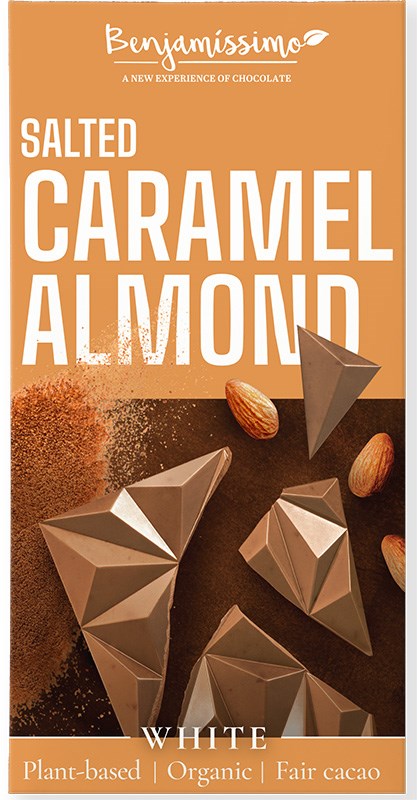 Benjamissimo Salted Caramel Almond -valkosuklaalevy, pakkauksessa suklaapaloja ja manteleita