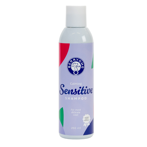 Berry OMG Calming Sensitive Shampoo, 200 ml; violetti etiketti, valkoinen korkki, punaisia ja vihreitä aksentteja; lieriömäinen pullo kirkkaasta tai hieman huurteisesta muovista, sileä pinta; monivärinen groteskiteksti etiketissä mainitsee rauhoittavan koostumuksen herkälle turkille; kuvattu edestä vaalealla taustalla.