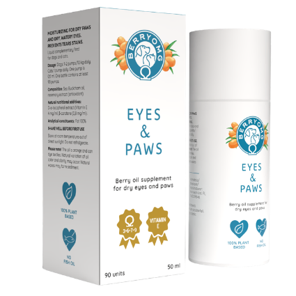 Berry OMG Eyes & Paws nestemäinen: rasia ja pullo BerryOMG Eyes & Paws -marjaöljylisäravinnetta lemmikkien kuiville silmille ja tassuille, merkitty 100 % kasviperäiseksi omega-öljyillä ja E-vitamiinilla hellävaraiseen luonnolliseen hoitoon; rasia on suorakulmainen ja mattapintainen selkeällä groteskikirjasimella; pullo on tummansävyinen tiputinkorkillinen; molemmat tuotteet neutraalia taustaa vasten tuotekuvassa.