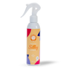 Berry OMG Perfecting Silky Spray; valkoinen suorakulmainen muovinen suihkepullo mattapinnalla, pystyssä; musta liipaisinsuutin; etiketissä teksti Perfecting Silky Spray ja värikkäitä geometrisia grafiikoita; painettu teksti kertoo 200 ml tilavuudesta ja käytöstä turkkien selvittämiseen; ei ihmisiä tai käsiä; vaalea tausta, tuote keskellä kuvaa.