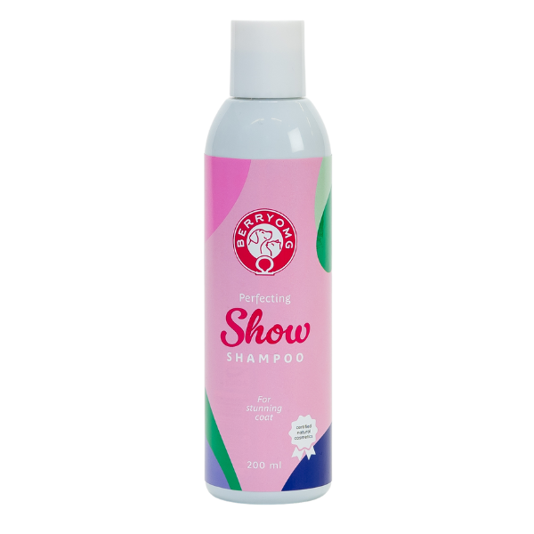 Berry OMG Perfecting Show Shampoo, 200 ml; muovipullo lieriömäisellä muodolla ja kierrekorkilla; vaaleanpunainen etiketti, jossa lihavoitua, kontrastista tekstiä ja värikkäitä graafisia aksentteja; etiketissä lukee Berryong Perfecting Show Shampoo, mainitaan turkin hoitava vaikutus; kuvattu yksinään hyvin valaistulla taustalla.