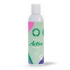 Berry OMG Refreshing Active Shampoo, 200 ml; lieriömäinen muovipullo sileällä kiiltäväpinnalla; vaaleanvihreä etiketti monivärisin design-elementein, selkeä groteskiteksti; litteä valkoinen korkki; pullo pystyssä vaalealla taustalla; etiketti mainitsee sopivuuden rasvaiselle ja tuoreelle turkille sekä turkin raikkauden ylläpitämisen; ei ihmisiä tai käsiä.