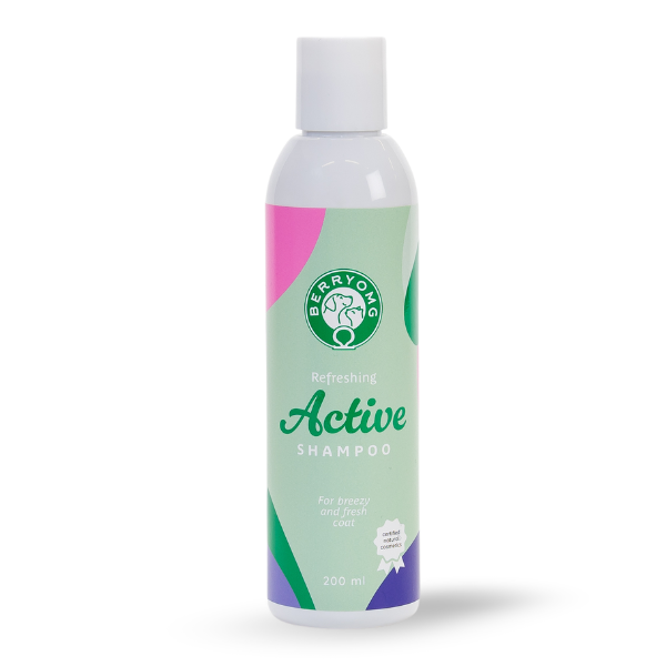 Berry OMG Refreshing Active Shampoo, 200 ml; lieriömäinen muovipullo sileällä kiiltäväpinnalla; vaaleanvihreä etiketti monivärisin design-elementein, selkeä groteskiteksti; litteä valkoinen korkki; pullo pystyssä vaalealla taustalla; etiketti mainitsee sopivuuden rasvaiselle ja tuoreelle turkille sekä turkin raikkauden ylläpitämisen; ei ihmisiä tai käsiä.