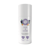 Berry OMG Silk & Shine nestemäinen: valkoinen muovipullo sileällä mattapinnalla ja painetulla etiketillä; etiketissä teksti "Berryom Silk & Shine", marjakuvituksia ja teksti marjaöljylisäravinteesta iholle ja turkille, 100 % kasviperäinen ja runsaasti antioksidantteja; brändinimessä lihavoitu groteskikirjasin; ei ihmisiä tai käsiä näkyvissä, yksinkertainen studiotausta tasaisella valaistuksella.