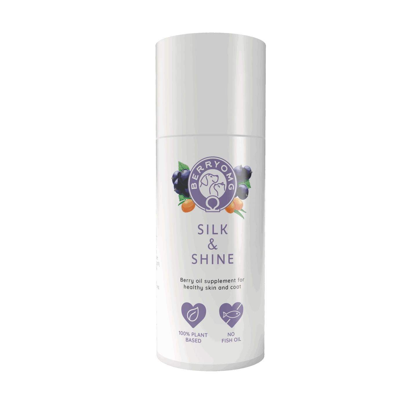 Berry OMG Silk & Shine nestemäinen: valkoinen muovipullo sileällä mattapinnalla ja painetulla etiketillä; etiketissä teksti "Berryom Silk & Shine", marjakuvituksia ja teksti marjaöljylisäravinteesta iholle ja turkille, 100 % kasviperäinen ja runsaasti antioksidantteja; brändinimessä lihavoitu groteskikirjasin; ei ihmisiä tai käsiä näkyvissä, yksinkertainen studiotausta tasaisella valaistuksella.