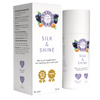 Berry OMG Silk & Shine nestemäinen: valkoinen rasia ja pullo tekstillä "BERRYOMG SILK & SHINE", marjaöljylisäravinne E-vitamiinilla ja kasviperäisillä ainesosilla ihon ja turkin hyvinvoinnin tukemiseksi; pakkaus on mattapintainen, pystyasentoinen suorakulmainen rasia ja sylinterimäinen pullo, molemmissa violetteja marjoja ja kultaisia ikoneita; groteskikirjasin; vaalea tausta, ei ihmisiä näkyvissä, edestäpäin otettu tuotekuva.
