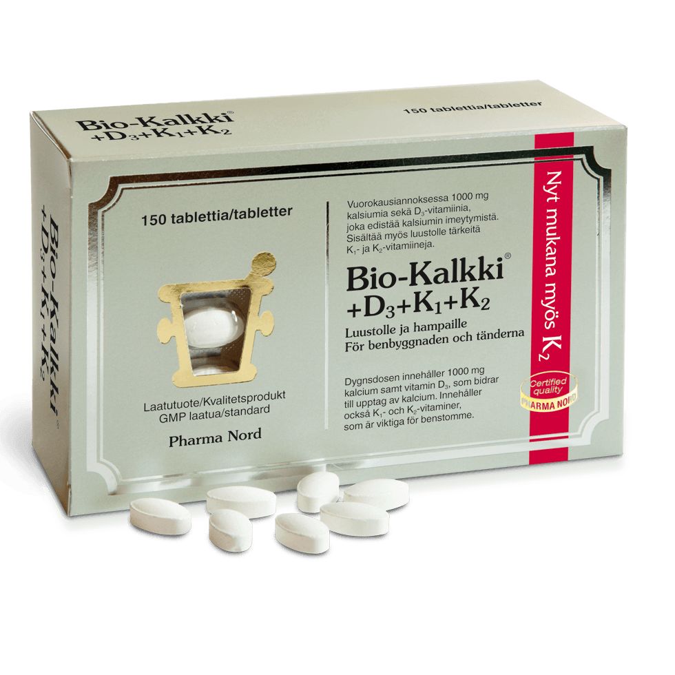 Bio-Kalkki + D3 + K; Bio-Kalkki + D3 + K1 + K2 -ravintolisärasia pystyssä, edessä useita valkoisia soikeita tabletteja aseteltuna; rasia beige kultaisin korostuksin, selkeää groteskitypografiaa; pakkauksessa näkyvät tuotenimi sekä olennaiset vitamiinit D3, K1 ja K2; mattapinta; vaalea tausta, ei ihmisiä tai käsiä.