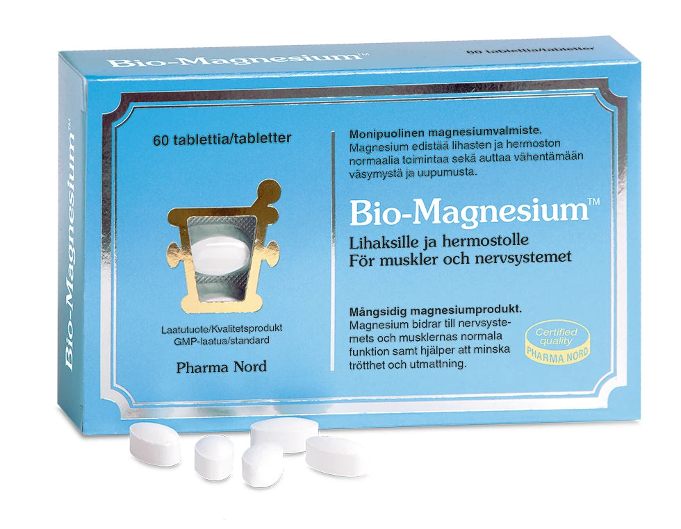 Bio-Magnesium -pakkaus, sininen laatikko Pharma Nordilta, sisältää 60 tablettia; useita valkoisia soikeita magnesiumtabletteja aseteltuna laatikon eteen; pahvipakkaus mattapinnalla, suorakulmainen muoto, tuotetiedot painettu mustin ja valkoisin tekstausvapain sekä serif-fontein; teksti useilla kielillä; kuvattu vaaleaa taustaa vasten, ei ihmisiä tai käsiä näkyvissä.