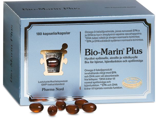 Bio-Marin Plus -pakkaus, kalaöljyravintolisä, useita ruskeita kapseleita aseteltuna laatikon eteen; suorakulmainen laatikko valkoisella pohjalla tummin ja metallisen sinisin painatuksin, mattapinnalla; tuotetiedot useilla kielillä mukaan lukien suomi ja ruotsi; tekstausvapaata typografiaa näkyvissä pakkauksessa; ei ihmisiä tai käsiä kuvassa.