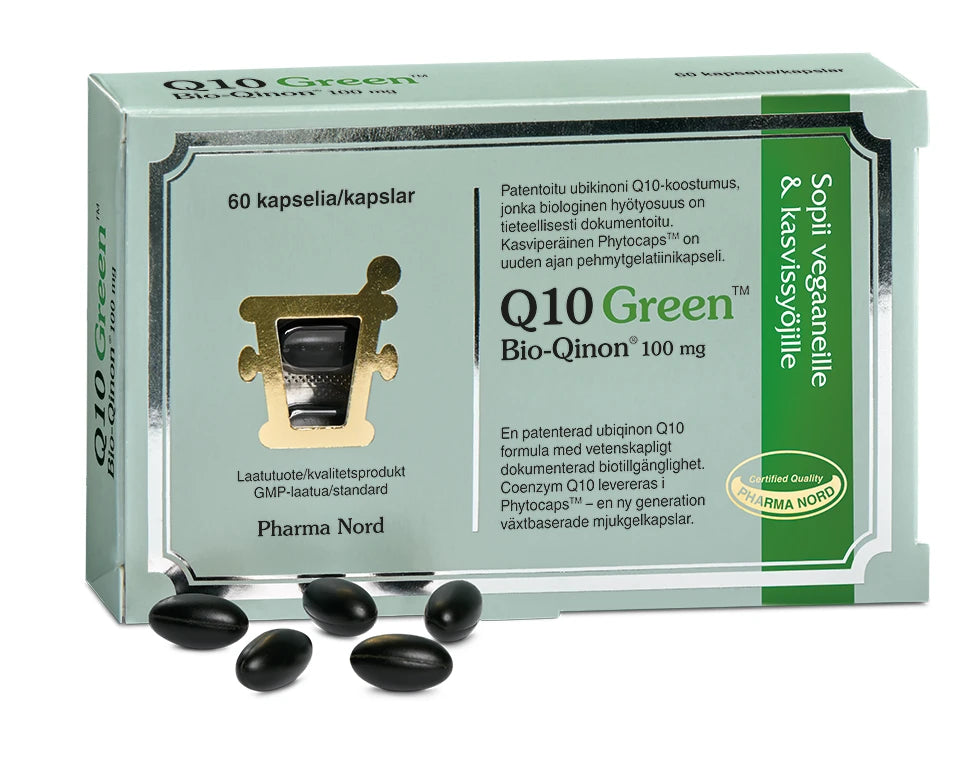 Vihreä rasia Pharma Nordin Q10 Green Bio-Quinon -kapseleita, vegaanisia kapseleita valuu edessä. Suorakulmainen pahvipakkaus mattapinnalla; pääteksti ja numerot painettu valkoisella ja tummanvihreällä; brändin logo näkyvissä. Pakkauksessa lukee '60 vegaanista kapselia', '100 mg koentsyymi Q10'. Yhtenäinen valkoinen tausta, vain tuote, ei ihmisiä tai käsiä näkyvissä.