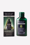 Biokap Anticaduta Shampoo, 100 ml; pullo ja rasia BioKap Shampoo Rinforzante -hiustenlähtöä ehkäisevää vahvistavaa sampoota Tricofoltil- ja bambuuutteella, koko 100 ml; vihreä ja musta pakkaus esittelee kasvikuvitusta; pullo tummansävyinen sileällä, kiiltäväpinnalla ja tasakorkilla; rasia mattapintainen vihreine lehtikuvin, valkoista tikkukirjasintekstiä, tuotenimi suurena yläosassa; studiotausta, ei ihmisiä näkyvissä.