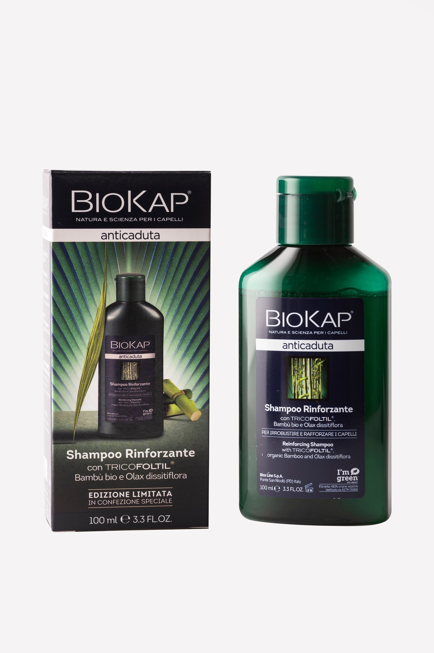 Biokap Anticaduta Shampoo, 100 ml; pullo ja rasia BioKap Shampoo Rinforzante -hiustenlähtöä ehkäisevää vahvistavaa sampoota Tricofoltil- ja bambuuutteella, koko 100 ml; vihreä ja musta pakkaus esittelee kasvikuvitusta; pullo tummansävyinen sileällä, kiiltäväpinnalla ja tasakorkilla; rasia mattapintainen vihreine lehtikuvin, valkoista tikkukirjasintekstiä, tuotenimi suurena yläosassa; studiotausta, ei ihmisiä näkyvissä.