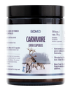 Biomed Carnivore Liver Capsules; lieriön muotoinen muovipurkki mattavalkoisella pinnalla, etiketissä teksti "Carnivore Liver Capsules by Biomed"; etiketissä kuva poroista lumisessa maisemassa ja tietoa premium-porojen maksasisällöstä sekä ravintosisältötiedot; tausta neutraali, ei ihmisiä tai käsiä kuvassa.