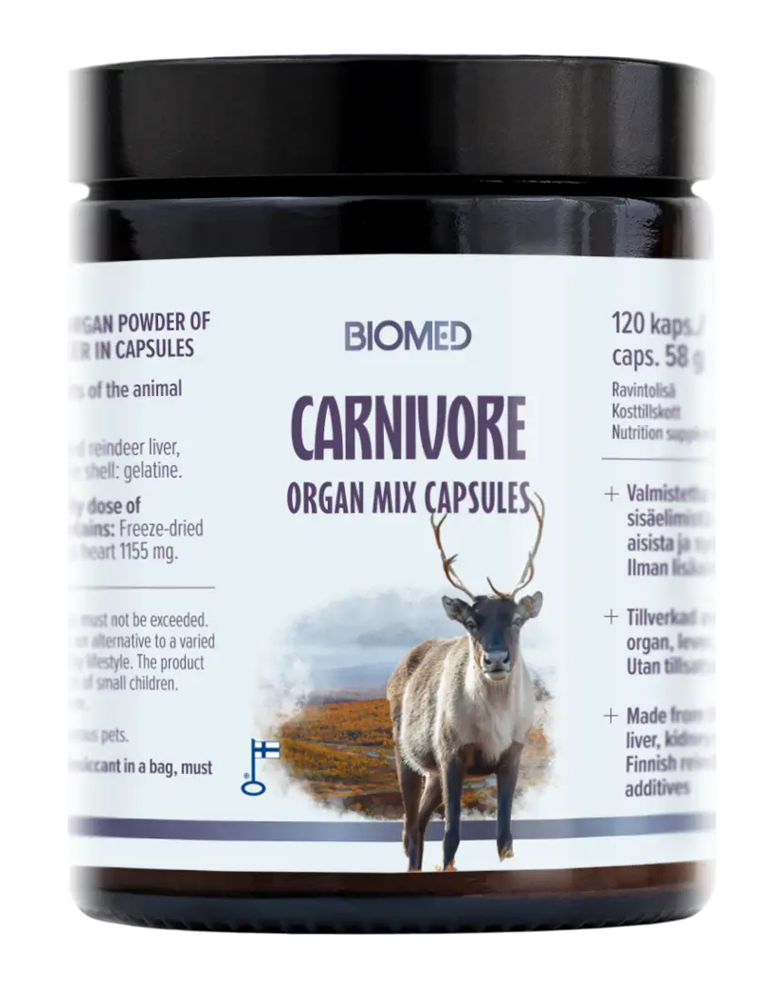 Biomed Carnivore Organ Mix -kapselit mustassa muovipurkissa kierrekannella; etiketissä poron kuva vuorten ja puiden edessä sekä sinivihreä väritys; pinta mattaa; tekstissä mainitaan elinjauhe, naudan maksa ja ravitsemukselliset hyödyt; tausta neutraali, ei ihmisiä eikä käsiä näkyvissä, kuva läheltä.
