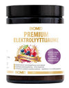 Biomed Premium Elektrolyyttijauhe Kuningasmarja; purkki Biomed Premium Elektrolyyttijauhe -elektrolyyttijauhetta Kuningasmarja-maussa; purkki valkoista muovia kierrekannella, mattapinnalla ja lieriömäisellä muodolla; etiketissä kuvitettu marjasekoitus ja suomenkielistä tuotetietoa tikkukirjasimella; pakkaus korostaa makua ja elektrolyyttejä; tausta tasainen valkoinen, ei ihmisiä tai käsiä näkyvissä.