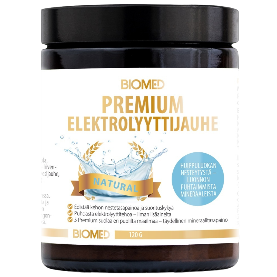 Biomed Premium Elektrolyyttijauhe Natural; purkki Biomed Premium Elektrolyyttijauhe -tuotetta, suomalainen elektrolyyttijauhe rikastettu luonnollisilla mineraaleilla; valkoinen lieriömäinen muoviastia mattapinnalla ja kierrekansi; etiketissä kuva vesiroiskeesta ja kultaisista lehdistä valkoisella pohjalla, sinistä ja kultaista tekstiä suomeksi; groteskifonttia käytetty etiketissä; tausta tasainen valkoinen, ei ihmisiä tai käsiä; suora tuotekuva.
