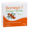 Biomega-7 Omega-7 Tyrniöljy -kapselipakkaus; suorakulmainen, mattapintainen rasia valkoisen ja oranssin sävyissä; kuvituksena tyrnimarjoja; suomenkielinen teksti kertoo hyödyistä iholle ja limakalvoille tekstausvapaalla kirjasimella; kuvattu yksiväristä taustaa vasten, ei ihmisiä tai käsiä näkyvissä.