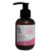Biosme Rose Intiimipesugeeli; ruskea sylinterin muotoinen muovinen pumppupullo mattapinnalla; etiketissä lukee ”b. BIOSME PARIS Rose Intime Intimate Care Wash Gel” groteskikirjasimella yhdessä vaaleanpunaisen ruusukuvituksen ja biohajoavuus- ja tuoksuttomuuskuvakkeiden kanssa; pullo seisoo yksinään vaaleaa taustaa vasten; tuote esittelee hellävaraisen ja biohajoavan koostumuksensa, ei ihmisiä tai käsiä.