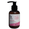 Biosme Rose Intiimipesugeeli; ruskea sylinterin muotoinen muovinen pumppupullo mattapinnalla; etiketissä lukee ”b. BIOSME PARIS Rose Intime Intimate Care Wash Gel” groteskikirjasimella yhdessä vaaleanpunaisen ruusukuvituksen ja biohajoavuus- ja tuoksuttomuuskuvakkeiden kanssa; pullo seisoo yksinään vaaleaa taustaa vasten; tuote esittelee hellävaraisen ja biohajoavan koostumuksensa, ei ihmisiä tai käsiä.