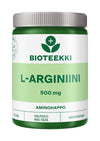 Vihreä ja valkoinen Bioteekki L-Arginiini 500 mg -aminohappolisäravinnepurkki; etiketissä lukee myös 90 tabl., helposti nieltävä, kasviperäinen ja aminohappo; muovipullo mattapinnalla, lieriömäinen muoto ja kierrekorkki; yksinkertaista mustaa ja vihreää groteskikirjasinta valkoisella pohjalla; tausta yksinkertainen, ei näkyviä ihmisiä tai käsiä, tuote kuvattu edestä.