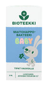 Bioteekki Maitohappobakteeri Baby Tipat; laatikko vauvojen probioottitipoille, kuvituksena piirroshahmoinen jänis vihreä kukka kädessään sinisellä ja valkoisella taustalla; laatikko suorakulmainen mattapintaisena; groteskikirjasin tuotenimelle ja koolle, 8 ml selkeästi luettavissa; ei ihmisiä tai käsiä kuvassa, studiovalaistus vaalealla taustalla.