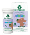 Rasia ja pullo Bioteekki Junior -maitohappobakteeritabletteja C-vitamiinin kera, kuvituksena sarjakuvakoira suomenkielisessä pakkauksessa. Rasiassa on 60 tablettia. Molemmat pakkaukset ovat pääosin valkoisia oranssein ja vihrein tehostein, kiiltäväpintaisia, rasia suorakulmainen ja pullo lieriömäinen. Lihavoitua pääteviivatonta tekstiä oranssilla ja vihreällä. Tausta on valkoinen, tuote keskitetty, ei ihmisiä tai käsiä näkyvissä. Kuva on suora tuotekuva, jossa etiketit näkyvät selvästi.