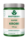 Bioteekki Super Kromi, 125 µg; vihreä korkki, beige-valkoinen mattapintainen etiketti ja vihreä groteskiteksti; etiketissä suomenkielistä tekstiä hyvästä imeytymisestä ja aineenvaihdunnan tukemisesta sekä kromin tärkeästä roolista; lieriömäinen muovipullo vaalealla taustalla, ei ihmisiä.