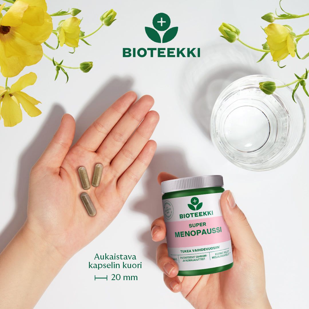 Bioteekki Super Menopaussi; käsi pitelee valkoista muovipurkkia, jossa mattapinta ja teksti ”Bioteekki Super Menopaussi” selkeällä, lihavoidulla groteskilla; kolme beigenväristä kapselia lepää toisen käden kämmenellä alapuolella; läpinäkyvä vesilasi ja useita keltaisia kukkia tasaisella, vaalealla alustalla lähellä; suomenkielinen teksti tuotteen yläpuolella kertoo kapselin koosta ja tuotteen hyödyistä.