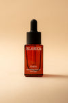 Blank& Amio Kasvoöljy; ruskea lasinen tippapullo tekstillä BLANK& Amio Refreshing face oil with CBD seisoo pystyssä beigeä taustaa vasten; pullo mattapintainen ja sylinterin muotoinen pyöristetyin olkapäin ja mustalla tippakorkilla; etikettiteksti niukka, groteskikirjasimella; kuva hyvin valaistu ja suoraan edestä, ei ihmisiä tai käsiä.