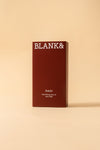 Blank& Amio Kasvoöljy; tummanpunainen rasia tekstillä BLANK& Amio Refreshing face oil with CBD seisoo pystyssä beigeä taustaa vasten korostaen tuotteen tyylikästä ulkoasua; rasia suorakulmainen terävin reunoin ja mattapinnalla; valkoinen suuraakkosin kirjoitettu teksti etupaneelissa; ei ihmisiä tai käsiä tässä suoraan edestä otetussa tuotekuvassa.