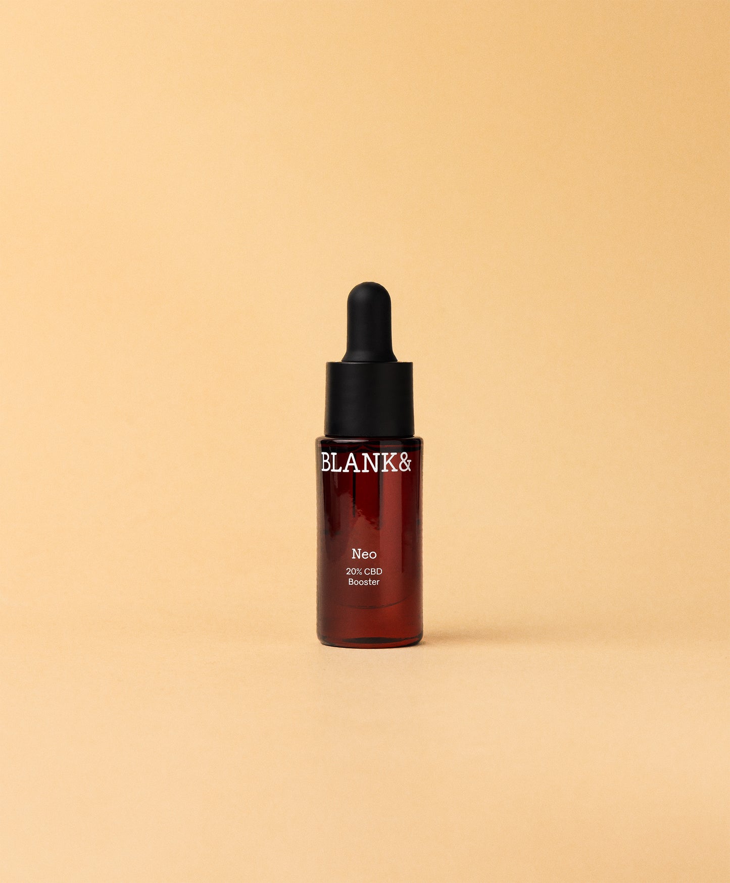 Blank& Neo CBD Booster 20 %; ruskea lasinen tippapullo kiiltopintaisena seisoo pystyssä; pakkaus sylinterin muotoinen, etiketissä luettavaa tekstiä ”BLANK& Neo 20% CBD Booster” yksinkertaisella groteskikirjasimella; tuote aseteltu yhtenäistä beigeä taustaa vasten; ei ihmisiä tai käsiä kuvassa.