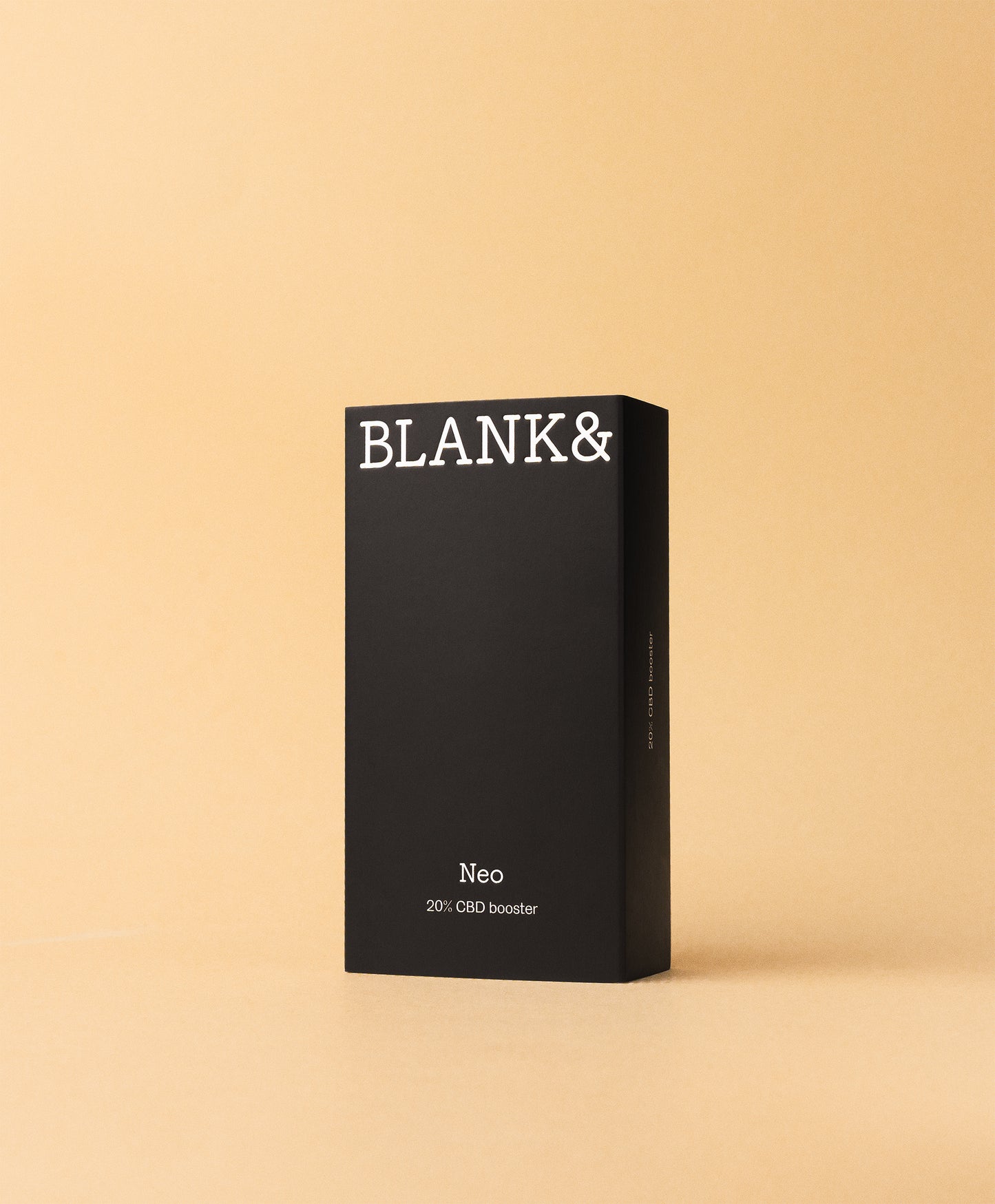 Blank& Neo CBD Booster 20 %; musta suorakulmainen rasia tekstillä BLANK& yläosassa ja Neo 20% CBD booster alaosassa yhtenäistä beigeä taustaa vasten; rasian pinta matta, valkoinen groteskikirjasin sekä tuotenimessä että annostuksessa; pakkaus suljettu ja koskematon, bränditeksti näkyy yläreunassa; ei ihmisiä tai muita esineitä kuvassa, suora tuotekuva edestä.