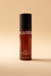 Blank& Veya Kasvosuihke; ruskea pullo mustalla korkilla tekstillä BLANK& ja Veya Glass glow face mist with CBD and hemp seisoo pystyssä beigeä taustaa vasten; pullo sylinterin muotoinen, todennäköisesti lasia, kiiltopinnalla; etiketissä yksinkertaista mustaa groteskitekstiä valkoisella pohjalla; ei ihmisiä tai käsiä kuvassa; kuva otettu edestä silmän korkeudelta tasaisella taustalla.