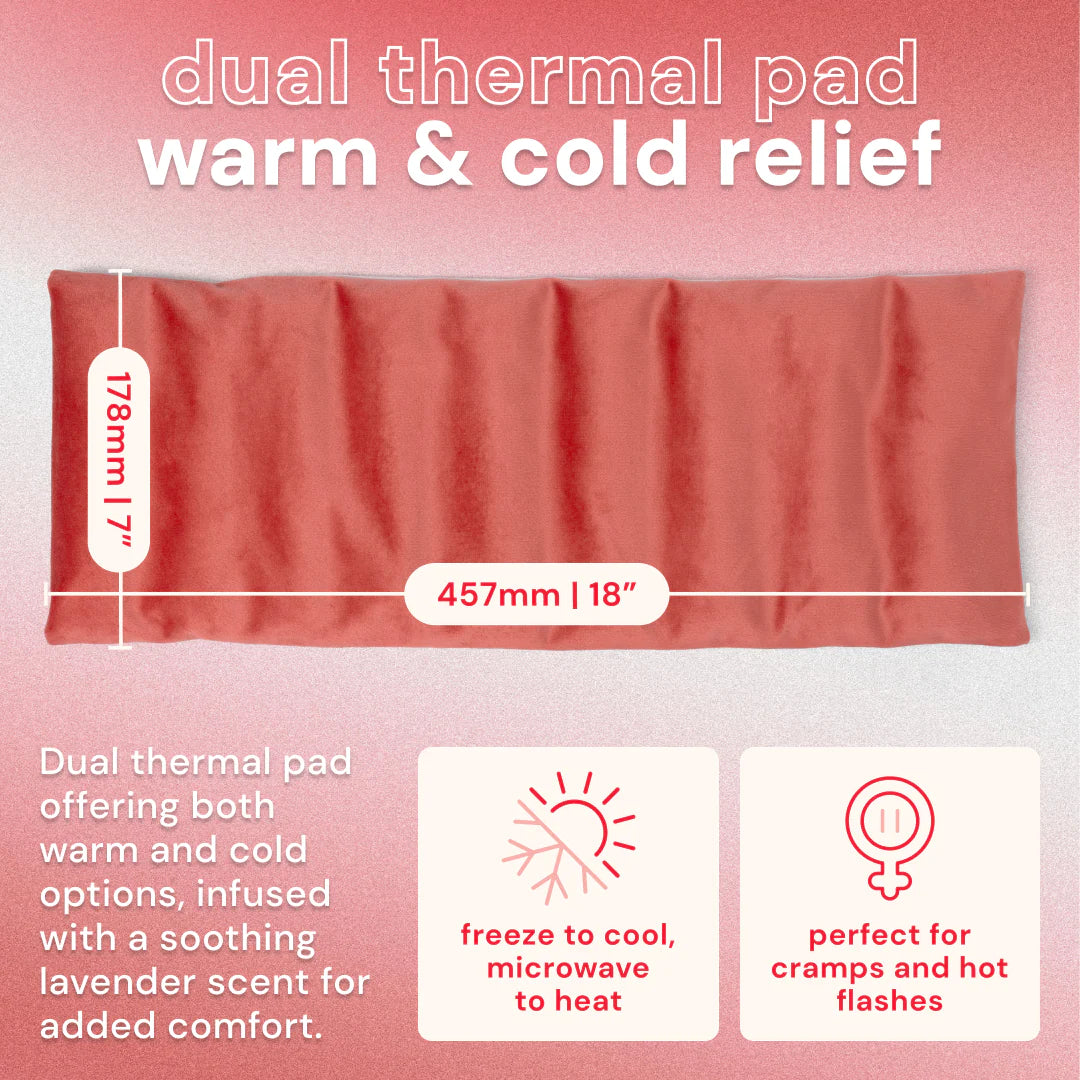 Bodyotics Comfycuddle Lämpötyyny; suorakulmainen kaksipuolinen lämpötyyny, mitat 457 mm (18″) x 178 mm (7″); materiaali vaikuttaa sileältä mattapinnalta, väritys vaaleanvioletti; pakkauksen kuvakkeet osoittavat sopivuuden mikroaaltouuniin ja pakastimeen; etikettimerkintä mainitsee laventelituoksun; tausta valkoinen ja yksivärinen, ei ihmisiä tai toimintaa näkyvissä; luettava teksti kertoo tuotteen mitat ja käyttöohjeet.