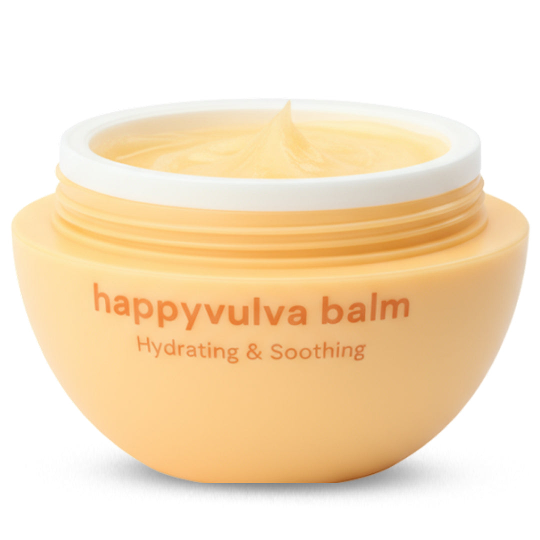 Bodyotics Happyvulva Balm; pyöreä persikanvärinen purkki tekstillä happyvulva balm Hydrating & Soothing, kansi irrotettuna näyttää sisällä olevan kermaisen keltaisen kosteusvoiteen; muovipakkaus mattapinnalla; painettu etiketti yksinkertaisella groteskikirjasimella; ei ihmisiä tai käsiä näkyvissä; astia aseteltuna neutraalille pinnalle erillisessä tuotekuvassa.
