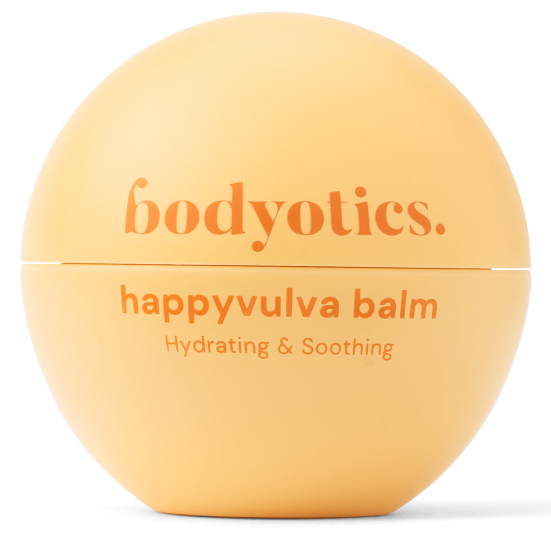 Bodyotics Happyvulva Balm; pyöreä persikanvärinen purkki mattapinnalla näyttää etiketin: bodyotics. happyvulva balm Hydrating & Soothing; kirjasin groteski, astia muovia kierrekannella; ei ihmisiä tai käsiä näkyvissä; tuote seisoo saumattomalla valkoisella taustalla yksinkertaisessa studiokuvassa.