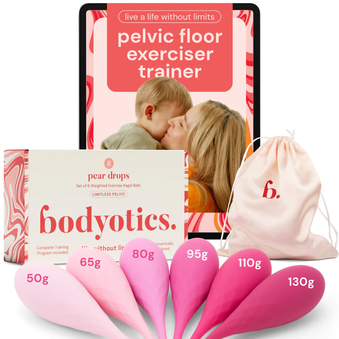 Bodyotics Kegel-painot; lantionpohjan harjoittelusarja, jossa painollisia kegel-palloja vaaleanpunaisen sävyissä, sileä mattapinta ja pyöristetyt muodot; mukana vedettävällä nyörillä suljettava vaalea kangaspussi ja suorakulmainen tuotelaatikko selkeällä groteskitypografialla; sivussa tabletti näyttää informatiivisen näytön, jossa nainen suutelee vauvaa; kaikki esineet tasokuvassa neutraalilla taustalla.