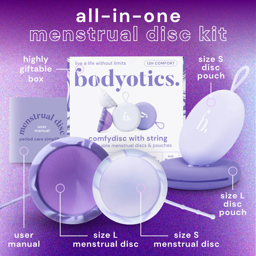 Bodyotics Kestokuukautissuoja Poistonarulla; bodyotics all-in-one -kuukautiskiekkopakkaus, jossa laatikko, koon L ja S kuukautiskiekot, säilytyspussit ja käyttöohje, kaikki selkeästi merkittynä violettia liukuväritaustaa vasten; pakkaus on suorakulmainen lihavalla groteskitypografialla; kaksi kokoa kuukautiskiekkoja näkyvissä sileäpintaisina; pussit ovat pehmeää suorakulmaista kangasta; esineet siististi aseteltuna, ei ihmisiä tai käsiä kuvassa.