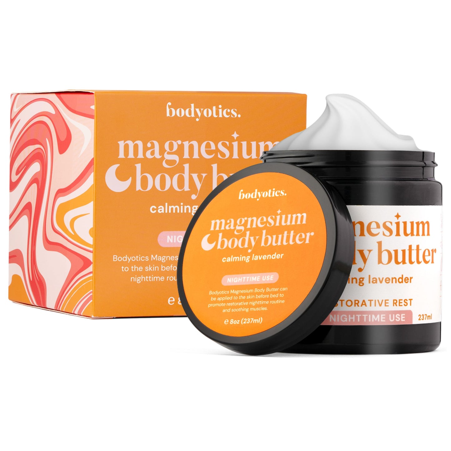 Bodyotics Nighttime Magnesium Butter; purkki ja rasia Bodyotics-magnesiumvartalovoidetta rauhoittavalla laventelin tuoksulla iltakäyttöön; sylinterin muotoisessa purkissa mattahopeinen kansi aseteltuna vierelle, sisällä näkyy sileää valkoista voidetta; sekä purkki että suorakulmainen rasia oranssissa, valkoisessa ja violetissa pakkauksessa, tuotetiedot ja magnesium suurella kirjasimella; siisti tausta, ei ihmisiä tai muita esineitä kuvassa.