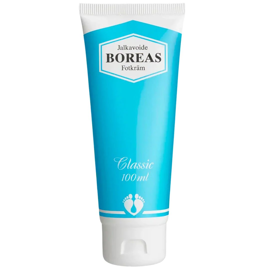 Boreas Jalkavoide; sininen ja valkoinen tuubi tekstillä ”Jalkavoide Boreas Fotkräm Classic 100ml”, alaosassa pieni kahden jalanjäljen kuvake, valkoista taustaa vasten; tuubi pystyssä mattapinnalla ja valkoinen läppäkorkki; etiketissä groteskityyppografiaa sinisenä ja mustana; ei ihmisiä tai käsiä; kuva edestä tasaisessa valaistuksessa.