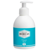 Boreas Jalkavoide; valkoinen muovinen pumppupullo mattapinnalla, sinisin ja valkoisin etikettielementein, tekstillä ”Boreas Jalkavoide Fotkräm Classic 300 ml”; pullo lieriömäinen pyöristetyllä yläosalla; etikettityyppografiassa lihavoitua groteskikirjasinta; tausta tasainen ja neutraali ilman rekvisiittaa tai käsiä; sininen ja valkoinen pullo korostaa käyttöä klassisena jalkavoiteena.