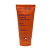 Born to Bio Gommage Visage Facial Scrub -putkilo luomusitruksella, sisältää 99,3 % luonnonperäisiä raaka-aineita ja on sertifioitu luomuksi, koko 75 ml; pakkaus vaaleanpunainen valkoisin ja mustin tekstein selkeällä groteskikirjasimella; putkilo pystyssä, lieriömäinen ja mattapintainen; ei ihmisiä tai käsiä näkyvissä, tausta yksinkertainen, todennäköisesti kuvattu studiovalaistuksessa.
