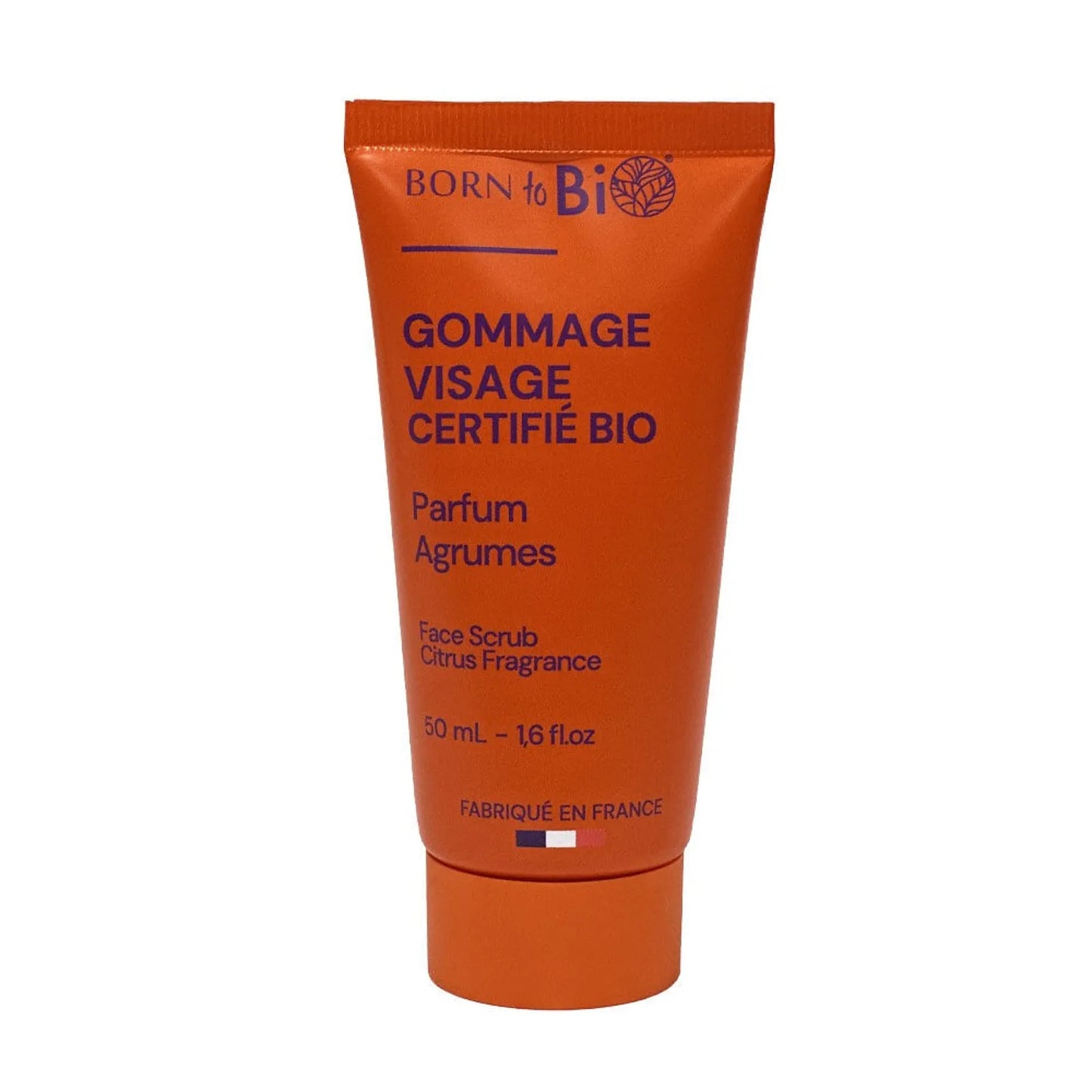 Born to Bio Gommage Visage Facial Scrub -putkilo luomusitruksella, sisältää 99,3 % luonnonperäisiä raaka-aineita ja on sertifioitu luomuksi, koko 75 ml; pakkaus vaaleanpunainen valkoisin ja mustin tekstein selkeällä groteskikirjasimella; putkilo pystyssä, lieriömäinen ja mattapintainen; ei ihmisiä tai käsiä näkyvissä, tausta yksinkertainen, todennäköisesti kuvattu studiovalaistuksessa.