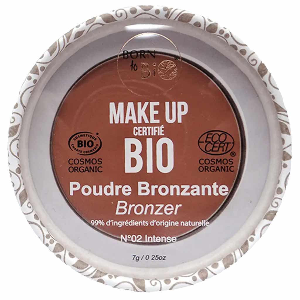 Pyöreä luomuaurinkopuuteripurkki, merkitty MAKE UP CERTIFIÉ BIO, sisältäen sertifikaatit luonnollisille ja luomuraaka-aineille sekä kevyen koristereunuksen; pyöreä kompaktipakkaus beigen tai vaaleanruskean värinen, mattapinnalla; kirkas muovikansi paljastaa puristetun puuterin; etikettitekstissä lihavoituja isoja kirjaimia; tuote valkoisella taustalla, ei ihmisiä näkyvissä.