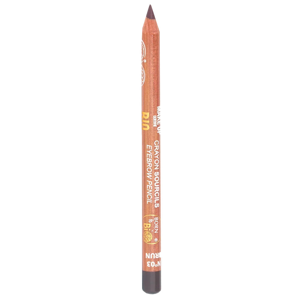 Ruskea kulmakynä seisoo pystyssä valkoisella taustalla; kynä lieriömäinen mattapinnalla ilman korkkia kärjessä; painettu etikettiteksti näyttää sanat BROWN ja EYEBROW PENCIL sekä pienempiä lisätietoja; ei pakkausta, ihmisiä tai muita esineitä kuvassa.