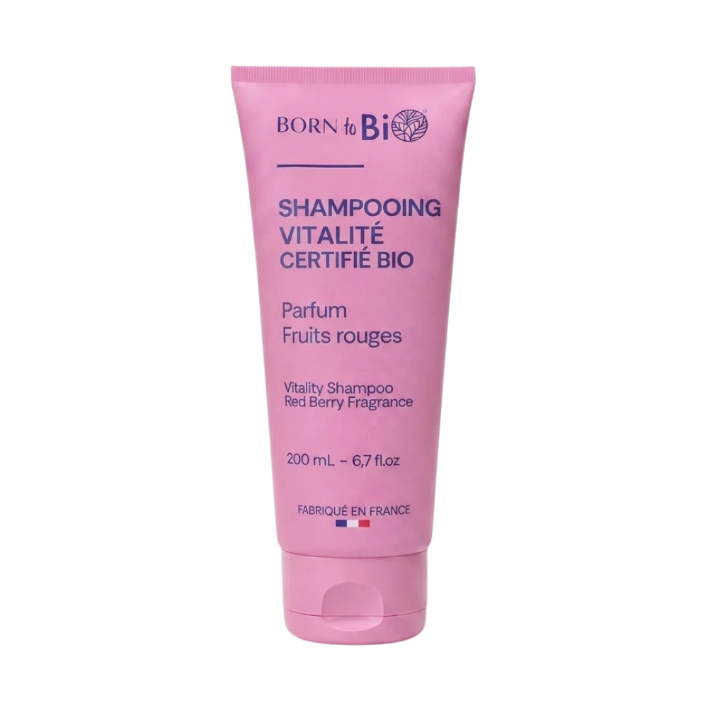 Vaaleanpunainen, mattapintainen Born to Bio -putkilo läppäkorkilla, merkitty Shampooing Vitalité Certifié Bio, punaisten marjojen tuoksu, koko 200 ml, tekstiä ranskaksi ja englanniksi sekä merkintä valmistettu Ranskassa ja luomu; etiketissä vaihtelevia fonttikokoja ja osittain lihavoitua tekstiä; ei ihmisiä tai käsiä näkyvissä; tausta valkoinen studiokuvassa.