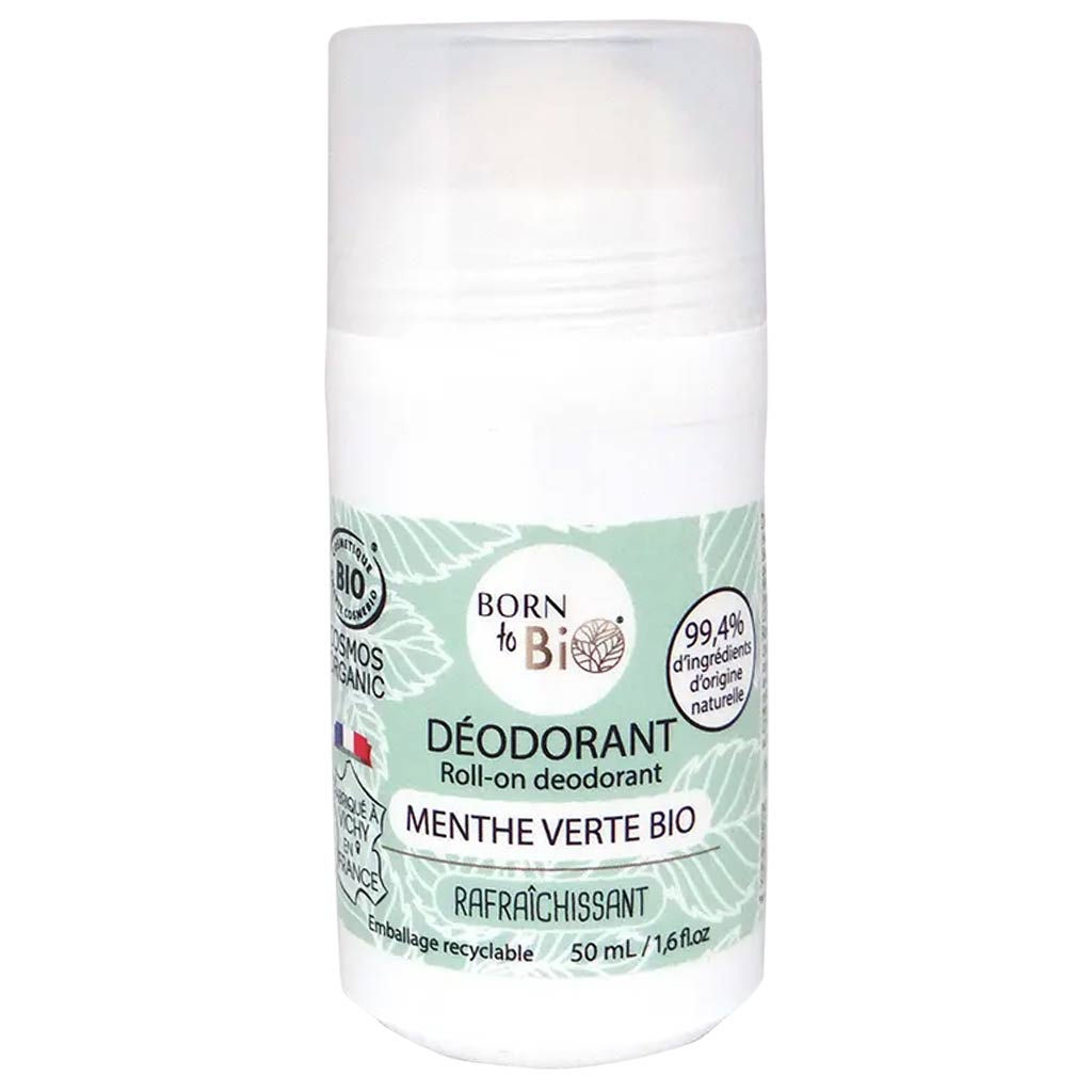 Born to Bio Deodorantti Vihreä Minttu; valkoinen roll-on-deodoranttipullo vihreällä minttulehtikuviolla, mattapinta ja sylinterinmuoto pyöristetyllä korkilla; painetussa etiketissä lukee "Déodorant Menthe Verte Bio" ja "99.4% d'ingrédients d'origine naturelle" groteskikirjasimella sekä 50 ml:n merkintä; pullo seisoo pystyssä yksivärisellä taustalla lähikuvassa, ei ihmisiä tai käsiä näkyvissä.